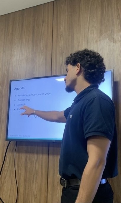 Moisés Wendell apontando para uma tela com resultados de campanha